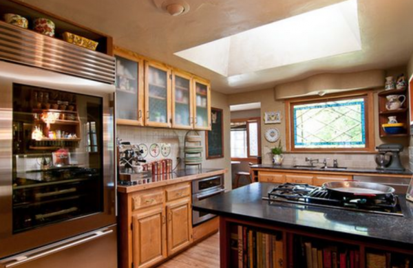 Dapur dengan perabotan antik dan kaca patri pada jendela